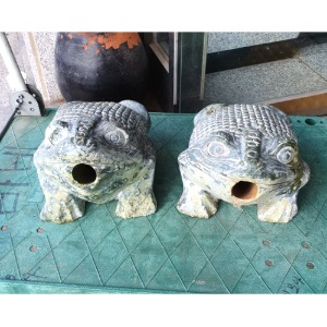물나오는 옥두꺼비 한쌍 사족두꺼비  두꺼비석상
